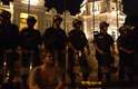 14 de julho - Policiais fazem cordão de isolamento em frente ao Palácio Guanabara, no Rio