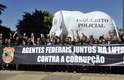 16 de julho - Protesto da Polícia Federal em Brasília teve elefante branco com o dizer "inquérito policial"