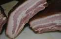 O chef prepara entre 80 e 90 quilos de bacon artesanal todos os meses.