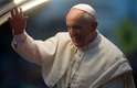 22 de julho - Papa Francisco acena para fiéis em meio ao desfile de papamóvel pelas ruas da capital fluminense