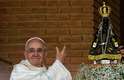 24 de abril - Fazendo referência à Nossa Senhora Aparecida e com sua imagem nas mãos, o pontífice disse: "qual mãe esquece de seus filhos?"