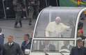 24 de julho - Os seguranças acompanharam o Papa durante todo o percurso até a basílica
