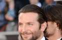Bradley Cooper não ficou para trás e deixou a barba crescer para aparecer no tapete vermelho