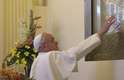 24 de julho - Dentro do santuário, o Papa venerou a imagem de Nossa Senhora Aparecida em uma sala reservada