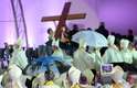 23 de julho - Religioso registra missa de abertura da Jornada Mundial da Juventude com tablet