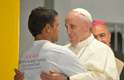 24 de julho - Papa abraça homem durante inauguração do Polo de Atendimento a Dependentes Químicos do hospital São Francisco