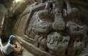 Arqueóloga Anya Shetler limpa relevo maia na Guatemala: descoberta do ano 600 d.C., considerada "a mais espetacular já vista", foi encontrada no centro arqueológico pré-colombiano de Holmul, no norte da Guatemala