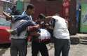 14 de agosto - Apoiadores de Mursi carregam manifestante ferido durante os protestos no Cairo