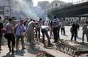 16 de agosto - Manifestantes retiram pedras do calçamento para jogar na polícia na praça Ramsés, no Cairo