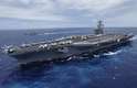 O porta-aviões nuclear USS Nimitz e outros navios da sua frota estão indo para o oeste em direção ao Mar Vermelho, para apoiar o iminente ataque dos EUA sobre a Síria, se necessário. Na foto de 18 de julho de 2012, o navio navega ao norte da ilha de Oahu, durante exercícios no Havaí