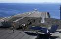 O porta-aviões nuclear USS Nimitz e outros navios da sua frota estão indo para o oeste em direção ao Mar Vermelho, para apoiar o iminente ataque dos EUA sobre a Síria, se necessário. Na foto, o porta-aviões em 16 de janeiro de 2009