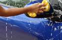 Durante a lavagem, procure deixar o carro sempre molhado, sem exagerar no volume dágua e causar desperdícios