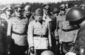 27 de maio de 1944: Benito Mussolini, então ex-ditador da Itália, com oficiais alemães de alto escalão, inspeciona uma divisão fascista italiana em rara aparição pública, alguns meses depois de ser "resgatado" da prisão por paraquedistas de Hitler
