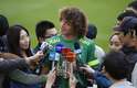 Zagueiro David Luiz, um dos mais brincalhões do grupo, diverte os repórteres sul-coreanos após o treinamento