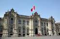 ...de outro fica o Palácio de Governo, que hoje é a residência do presidente do Peru e no passado era a casa dos vice-reis espanhóis...