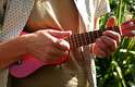 Jovem toca ukulele, um instrumento semelhante ao cavaquinho. O adolescente americano descobriu ter talento para tocar 13 instrumentos musicais ao se recuperar de pancadas na cabeça.