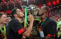 Amaral e Hernane beijam a taça de campeão da Copa do Brasil