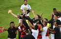 Diretor de Futebol do Flamengo, Paulo Pelaipe recebe o carinho dos atletas após conquista nacional
