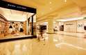 O centro comercial tem lojas de algumas das principais grifes mundiais, como Louis Vuitton e Marc Jacobs