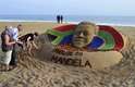6 de dezembro - Nelson Mandela é homenageado com escultura de areia em praia de Puri, na Índia