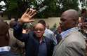 6 de dezembro - O presidente sul-africano, Jacob Zuma, acena para a multidão ao chegar à residência de Mandela, em Joanesburgo