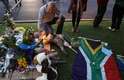 6 de dezembro - Muitas velas e rosas foram colocadas nesta sexta-feira em homenagem ao ex-presidente da África do Sul, Nelson Mandela, naquela que foi a casa do líder no antigo gueto negro de Soweto, em Johanesburgo