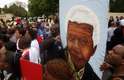 6 de dezembro - Multidão presta homenagem a Mandela em frente à casa em que ele viveu em Johanesburgo