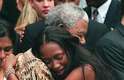 A modelo britânica Naomi Campbell abraça Mandela na casa dele na Cidade do Cabo, em fevereiro de 1998