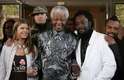 Mandela posa para foto com membros da banda americana Black Eyed Peas em Johanesburgo, em maio de 2006