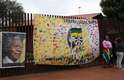 6 de dezembro - Moradores de Soweto prestam homenagem a Mandela em frente à casa que ele morou por anos