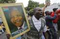 6 de dezembro - Várias pessoas dançam em frente à última casa de Mandela, em Johanesburgo, para homenagear o falecido líder