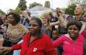 6 de dezembro - Várias pessoas dançam em frente à última casa de Mandela, em Johanesburgo, para homenagear o falecido líder