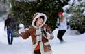 7 de dezembro - A jovem universitária Suzy Slack aproveitou para brincar de bola de neve com os amigos na cidade de Corvallis, em Oregon