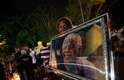 8 de dezembro - Sul-africanos prestaram homenagem a Mandela em frente à casa do ex-líder em Johanesburgo