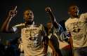 Jovens cantam e dançam em frente à casa de Mandela em Johanesburgo
