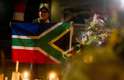 Sul-africanos se reuniram na noite de domingo em frente à casa de Mandela em Johanesburgo para prestar homenagem ao falecido líder