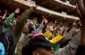 10 de dezembro - Sul-africanos cantam e dançam nas arquibancadas