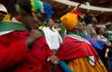 Sul-africanos cantam e dançam nas arquibancadas