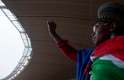 Mulher cerra o punho para homenagear Mandela