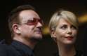 10 de dezembro - A atriz sul-africana Charlize Theron e o cantor Bono aguardam o início da cerimônia no FNB Stadium