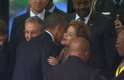 10 de dezembro - O presidente americano Barack Obama beija Dilma Rousseff durante a cerimônia
