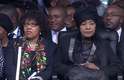 10 de dezembro - Winnie Mandela Madikizela (dir.), ex-mulher de Mandela, e a filha Zindzi Mandela acompanham a cerimônia