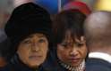 10 de dezembro - A ex-mulher de Mandela, Winnie, e sua filha Zindzi se emocionam durante a cerimônia