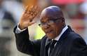 10 de dezembro - O presidente sul-africano, Jacob Zuma, acena ao chegar ao estádio