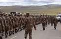 12 de dezembro - Soldados sul-africanos marcham após passar pela casa de Mandela durante as preparações para a cerimônia que encerrará o adeus ao líder em Qunu