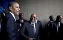 Obama interage com o presidente sul-africano, Jacob Zuma, antes de entrar no estádio de Johannesburgo em que foi realizada a cerimônia me homenagem a Mandela