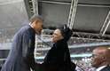 Obama cumprimenta Graça Machel, viúva de Mandela, após discursar no evento