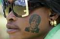 12 de dezembro - Mulher com imagem de Mandela carimbada na face aguarda na fila do funeral para dar adeus ao líder sul-africano