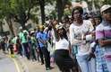 13 de dezembro - Sul-africanos aguardam em fila quilométrica para se despedir do ex-presidente no terceiro dia de velório aberto ao público