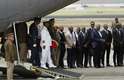 14 de dezembro - Militares removem o caixão com o corpo de Mandela do avião no aeroporto de Mthatha